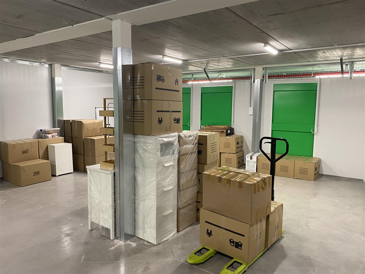 Nuestro almacén de Madrid: cajas precintadas, muebles protegidos con plástico y una transpaleta