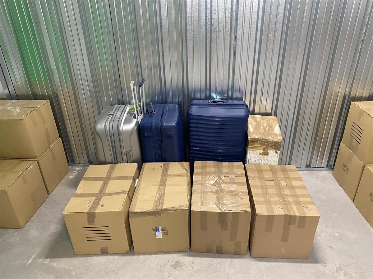 Cajas precintadas y maletas guardadas en nuestro almacén